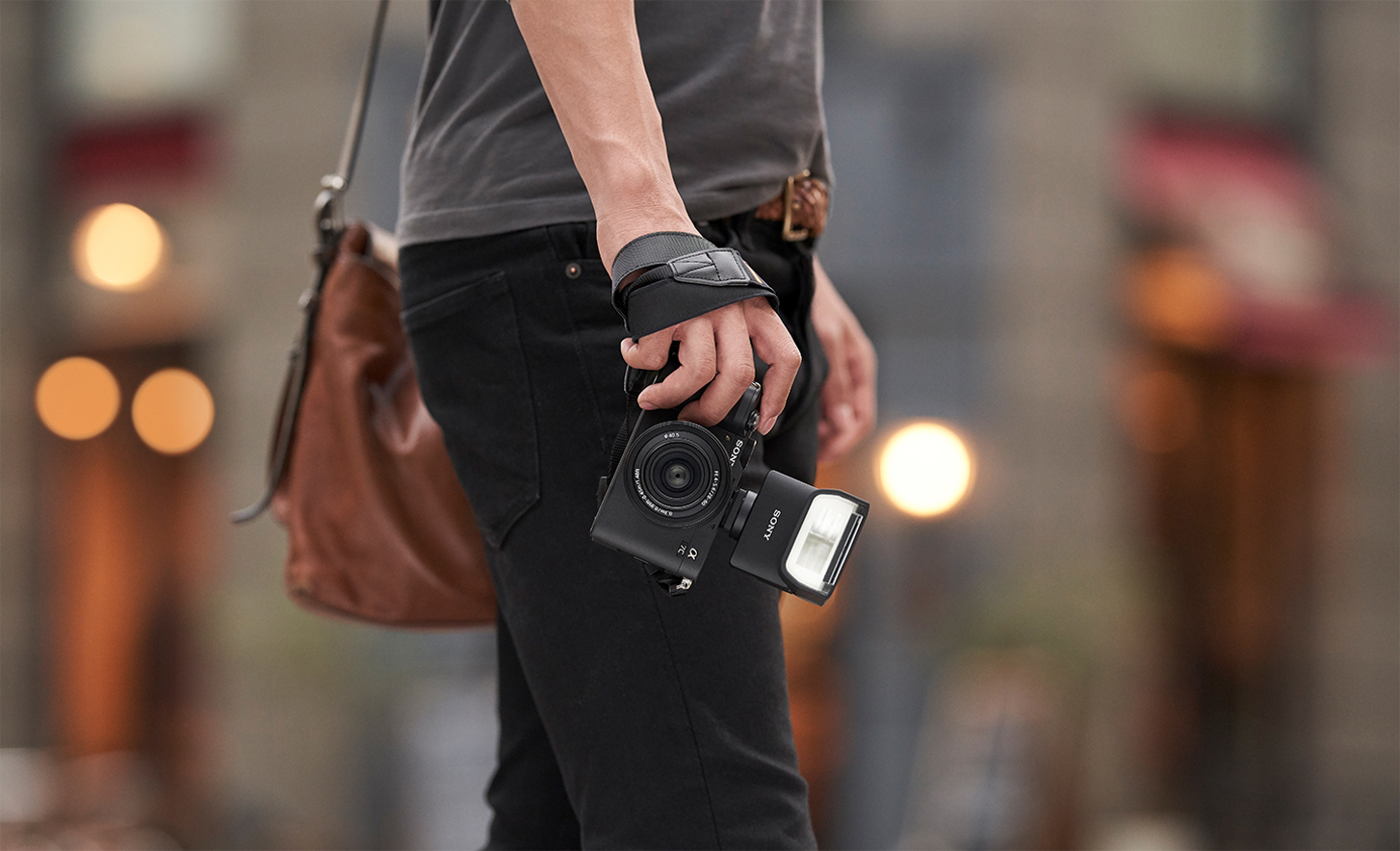 Imagen de alguien sosteniendo una cámara con un flash colocado