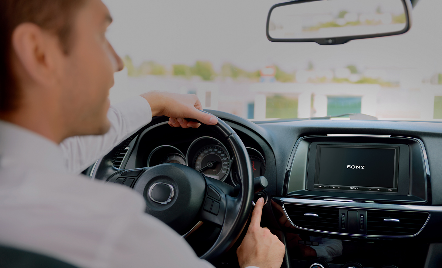 El receptor multimedia digital XAV-1600 instalado en el auto se inicia cuando el conductor lo pone en marcha.